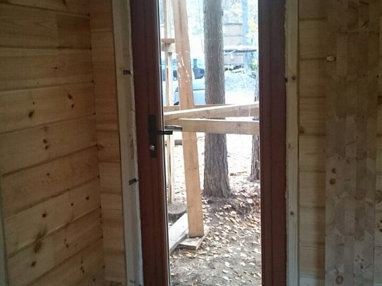 Установка деревянных окон и дверей