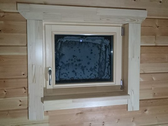Установка деревянных окон и дверей из сосны в коттеджном поселке