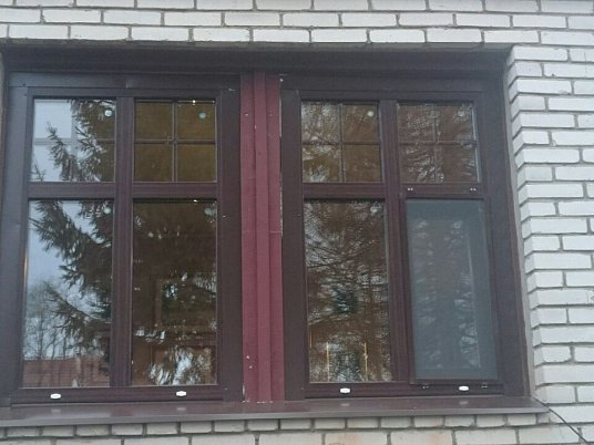 Установка пластиковых ламинированных окон с цветными шпросами