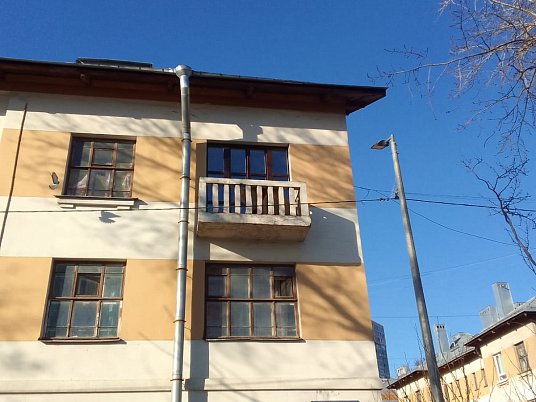 Установка окон и балконных дверей из лиственницы