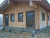 Установка деревянных окон и дверей из сосны в коттеджном поселке