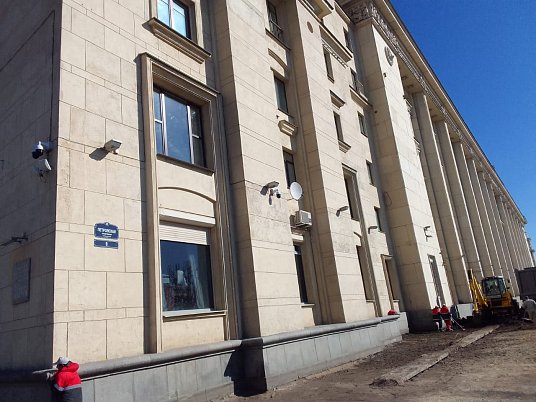 Установка деревянных окон из дуба в старом фонде