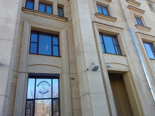Установка деревянных окон из дуба в старом фонде
