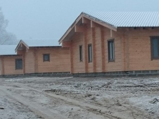 Установка деревянных окон и дверей из сосны в коттеджном поселке