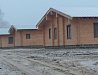 Установка деревянных окон и дверей из сосны в коттеджном поселке